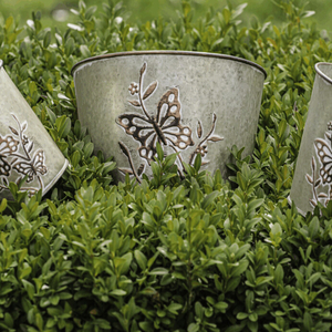 Kovový obal na květiny, design s motýly.