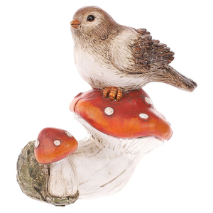 Ptáček sedící na červené houbě. Polyresin.