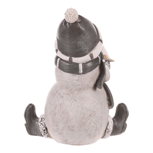 Sněhulák - polyresiová figurka, sedící, šedý obleček a čepka