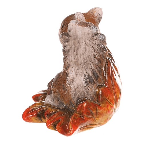 Veverka se šiškami na listu - keramická dekorace