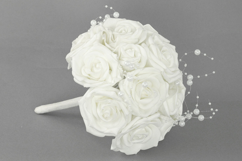 Puget z pěnových růžiček s korálky do ruky , barva bílá, umělá dekorace