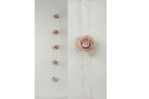 Girlanda z 5svazků růžiček po 3 květech  na stuze, barva lila , umělá dekorace